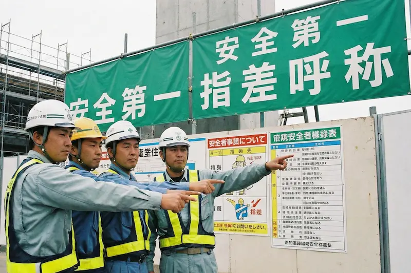 ご安全に！と挨拶する様子