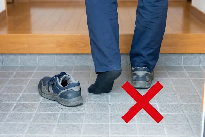 【NG】靴下のまま土間に足を置く