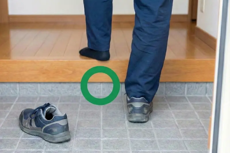 【OK】脱いだ足はすぐに床へ上げる