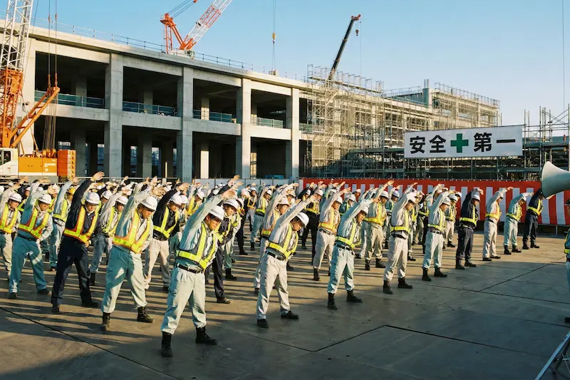 真剣にラジオ体操をする様子
