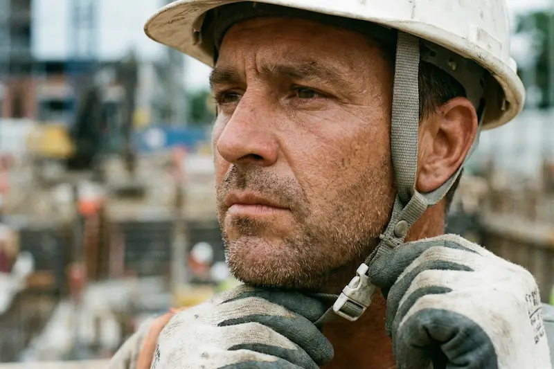 ヘルメットのあご紐を確認する様子