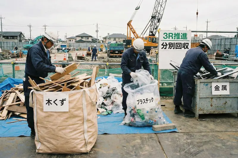 ゴミを分別する様子